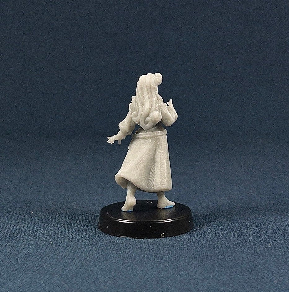 Adventurous Princess | Vae Victis Miniatures | Royal | NPC | Queen | Resin | Tabletop | Miniatures | TTRPG | DND | 5E