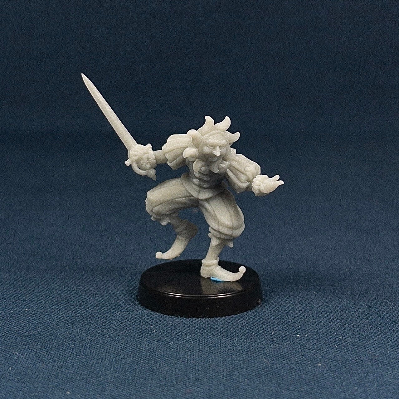 Sunbearer | Vae Victis Miniatures | 28mm | Fighter | Swordsman | Carnival | NPC | Resin | Tabletop | Miniatures | TTRPG | DND | 5E