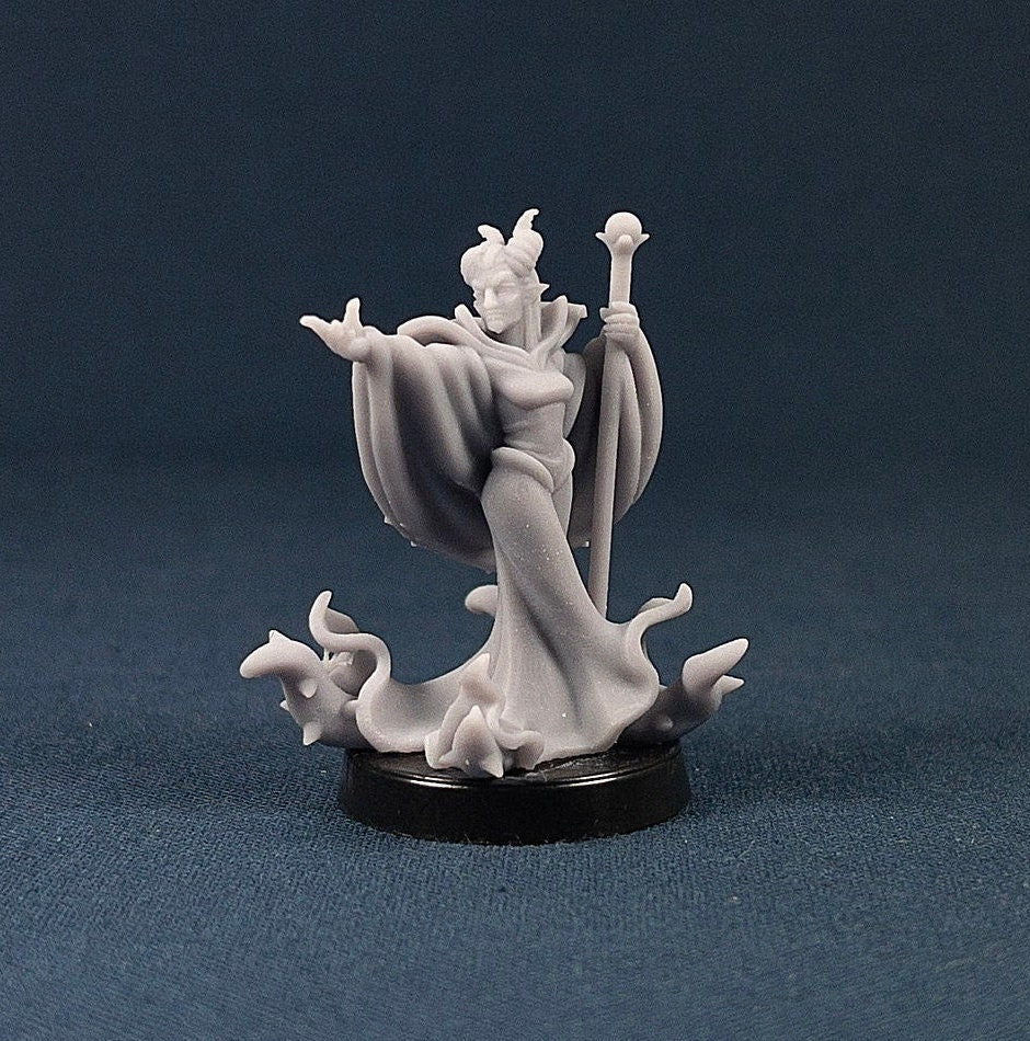 Dark Queen | Vae Victis Miniatures | Evil | NPC | Villain | Resin | Tabletop | Miniatures | TTRPG | DND | 5E