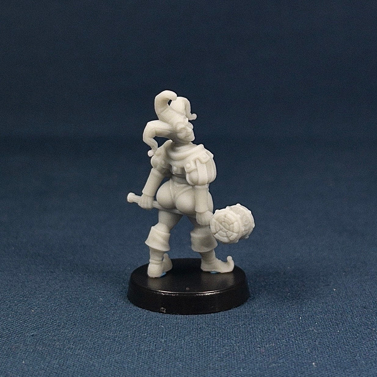 Jester | Bae Victis | Vae Victis Miniatures | Hammer | Harlequin | Carnival | NPC | Resin | Tabletop | Miniatures | TTRPG | DND | 5E