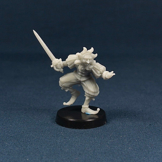 Sunbearer | Vae Victis Miniatures | 28mm | Fighter | Swordsman | Carnival | NPC | Resin | Tabletop | Miniatures | TTRPG | DND | 5E